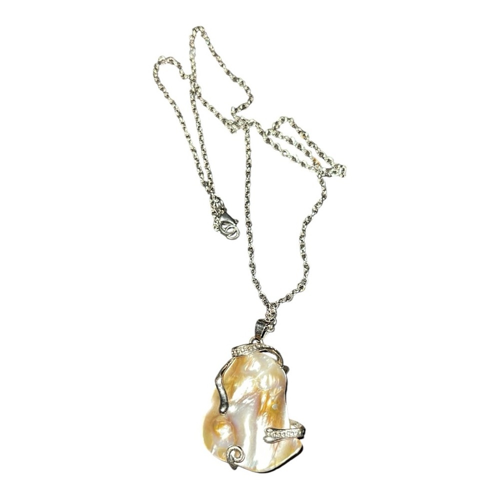 MOP pendant necklace - Gorgeous! 20” chain included - Picture 3 of 7